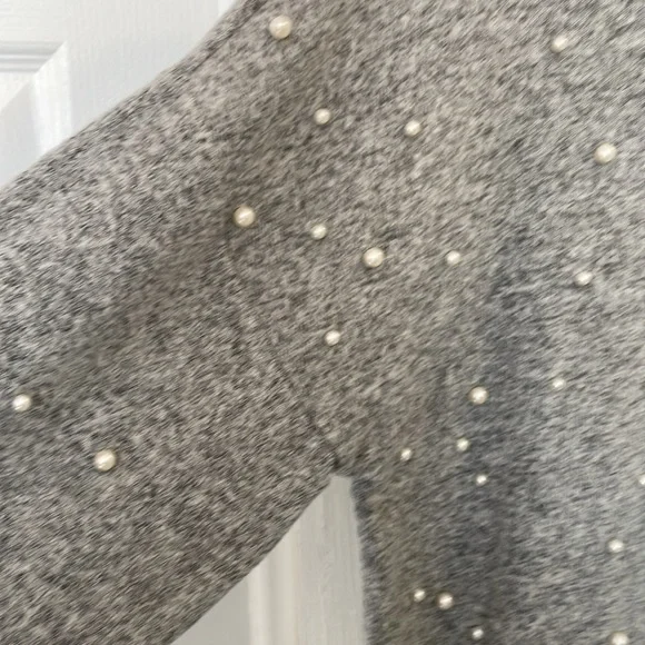 ZARA GRAY 3/4 SLEEVE SWEATER TOP RAW HEM WITH FAUX PEARL BEADS SIZE MEDIUM - Picture 5 of 8